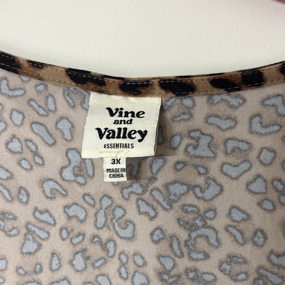 NWT Vine & Valley Leopard Print Women's Top - Picture 3 of 3